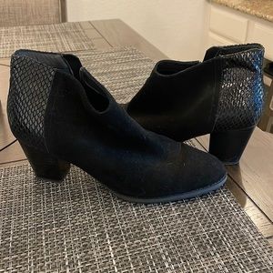 Like new Vionic black suede ankle boots/booties with snakeskin trim- Sz 11